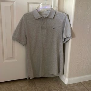 Vineyard Vines small slim fit. Medium heather gray
